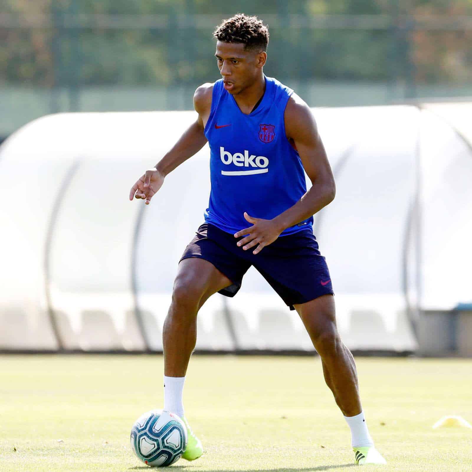 Todibo, accordo di massima fra Milan e Barcellona: prestito oneroso con diritto di riscatto. Si attende il sì del giocatore